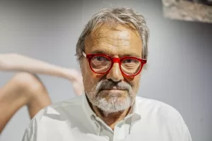 Oliviero Toscani, testimone scomodo: il racconto inedito sulla vita del genio che ha costretto il mondo a guardarsi Oliviero Toscani, testimone scomodo: il racconto inedito sulla vita del genio che ha costretto il mondo a guardarsi