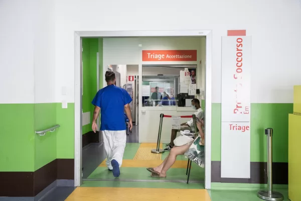 L’esodo dei medici italiani all’estero: in Italia stipendi fuori mercato, turni massacrati e poche prospettive di crescita