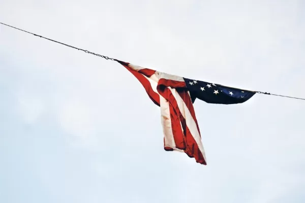 Stati Uniti, “Una nazione piena di sangue”. Le ultime domande di Paul Auster sul diluvio americano delle pallottole