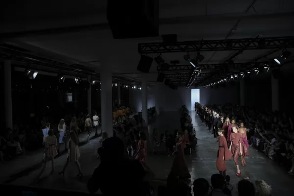 Fashion Week, dietro le passerelle botteghe e laboratori di Milano. L’annus horribilis della moda e il cambio di paradigma