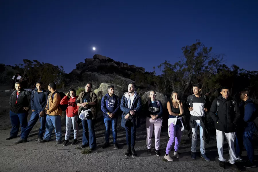 Migranti dal Perù sul confine degli Stati Uniti vengono rimpatriati