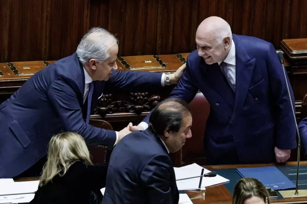 Almasri, pista giusta per l’opportunismo politico. Tra atti, pasticci e assenze l’Aula diventa un teatrino polemico