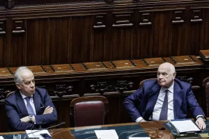 Caso Almasri, il deserto libico dell’opposizione e il compitino dei due ministri