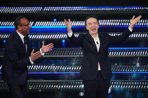 Benigni a Sanremo canta l’Inno del corpo sciolto, poi la battuta su Musk: “Su X ha già votato per il vincitore”