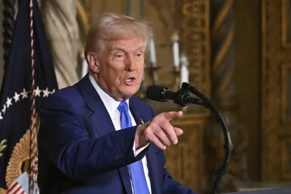 Trump cede alla propaganda di Putin e aggredisce Zelensky: “Comico mediocre” e “dittatore mai eletto”. Zar esalta tycoon: “Un moderato…”