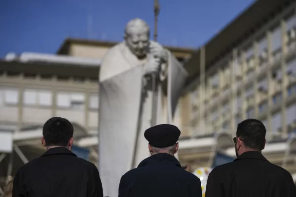 Papa Francesco “ha passato una notta tranquilla”. La crisi di ieri e le nuove preoccupazioni
