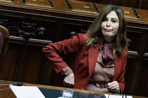 Santanchè, lunedì la mozione di sfiducia. Ciriani: “Non credo sarà necessaria”. La ministra esce con la scorta Santanchè, lunedì la mozione di sfiducia. Ciriani: “Non credo sarà necessaria”. La ministra esce con la scorta