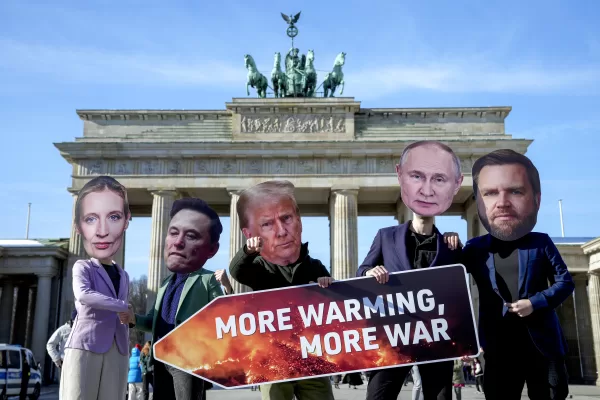 From left, Activists wearing masks of AfD top candidate for Chancellor Alice Weidel, Elon Musk, US President Donald Trump, Russian President Vladimir Putin and US Vice President JD Vance, protest against the support of the US and Russia for the far-right AfD party in front of the Brandenburg Gate in Berlin, Germany, Thursday, Feb. 20, 2025. (AP Photo/Ebrahim Noroozi)

Associated Press/LaPresse