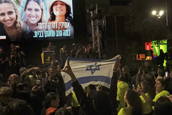 Relatives and friends of people killed and abducted by Hamas and taken into Gaza, react while photographs of the kidnapped women awaiting release Romi Gonen, Doron Steinbrecher and Emily Damari appear on the screen in Tel Aviv, Israel on Sunday, Jan. 19, 2025. (AP Photo/Oded Balilty) 


associated  Press / LaPresse
Only italy and Spain