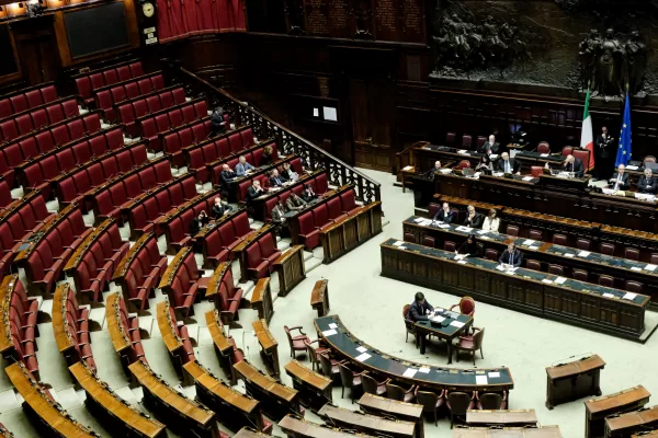 Sfiducia a Santanchè, banchi vuoti di Lega e Forza Italia. La prova di compattezza che non arriva