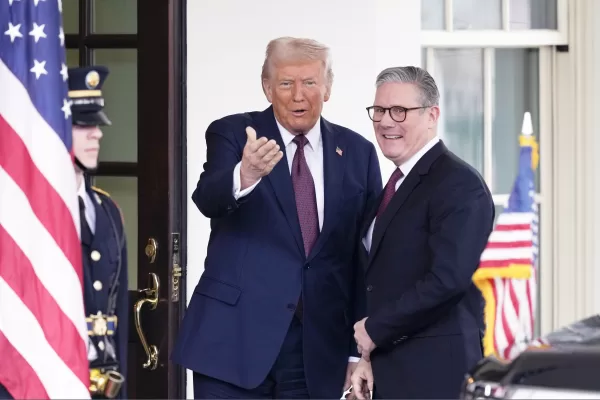 Britain’s Prime Minister Keir Starmer, right, is greeted by President Donald Trump as he arrives at the White House in Washington, Thursday, Feb. 27, 2025. (AP Photo/Ben Curtis)
Associated Press/LaPresse Britain’s Prime Minister Keir Starmer, right, is greeted by President Donald Trump as he arrives at the White House in Washington, Thursday, Feb. 27, 2025. (AP Photo/Ben Curtis)
Associated Press/LaPresse