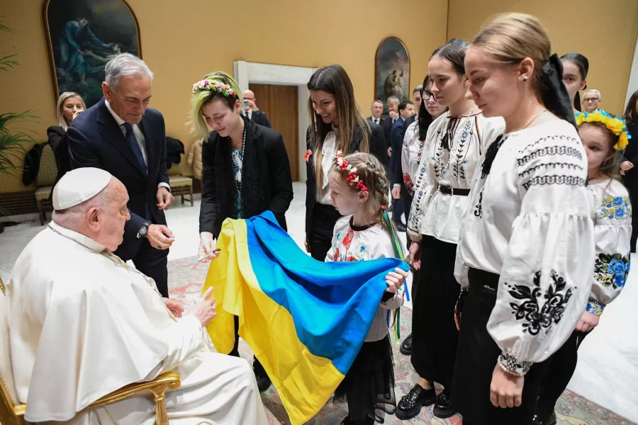 Le bimbe ucraine fuggite dalla guerra incontrano Shevchenko e Papa Francesco