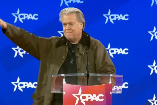 Bannon gioca a fare il fascista: il braccio teso, il forfait di Bardella e l’imbarazzo di Meloni che riflette sul videocollegamento