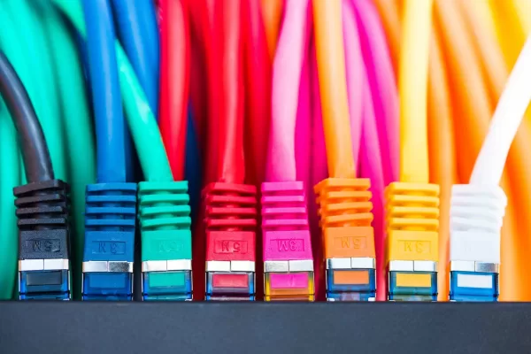Internet e tv: in Italia i soliti problemi di connessione, solo la metà delle famiglie ha la fibra. I ritardi nei lavori che creano disuguaglianza digitale