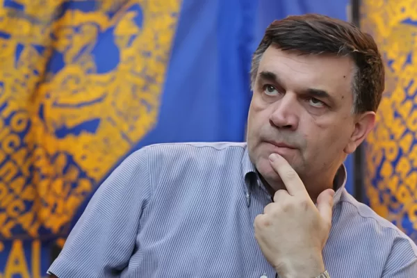 Don Vincenzo, cacciato dal carcere perché chiedeva dignità per i detenuti: “Sono fascicoli, morti che camminano”