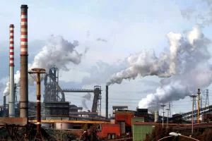 Taranto, l’ex capitale dell’acciaio in amministrazione straordinaria. Il governo Meloni gioca ai tre bussolotti