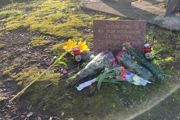 Un fiore per Navalny sul monumento di Matteotti: due martiri per la libertà