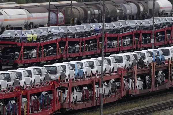 Dazi sulle auto, si comincia mercoledì: +25% su tutti gli import negli Stati Uniti. Gode solo Tesla