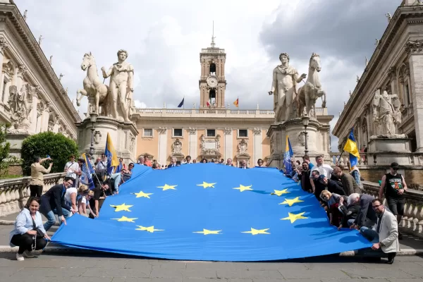 Immagine di repertorio. Bandiera europea al Campidoglio