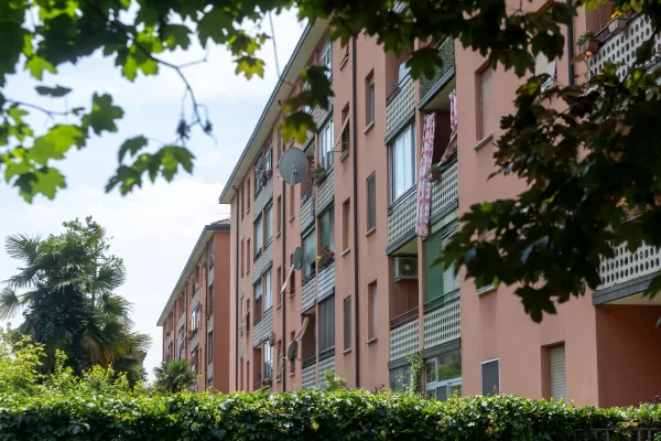 Milano, disoccupazione giovanile al 18%, il costo delle case si mangia oltre metà stipendio: serve un patto tra generazioni