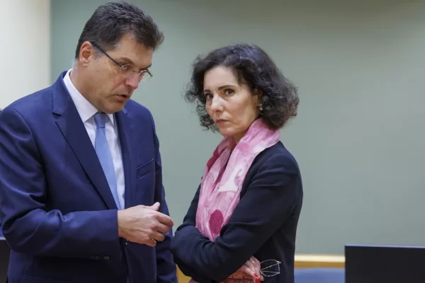 Europa insicura, la gestione della crisi di Hadja Lahbib: una pasta alla puttanesca, un coltellino svizzero e un power bank