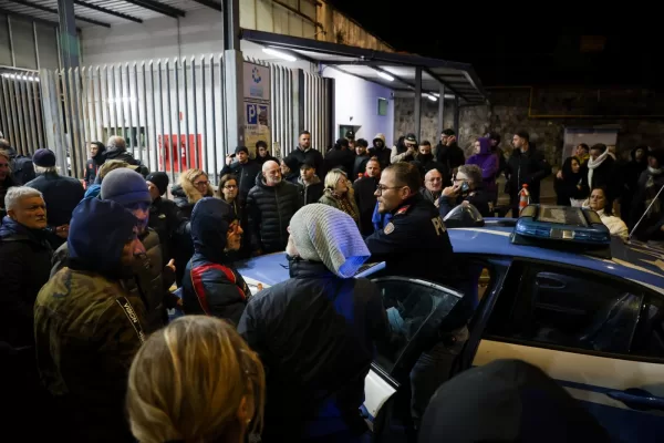 Terremoto Campi Flegrei, ci saranno altre scosse ma “test importante superato”. Bilancio feriti, sgomberato edificio