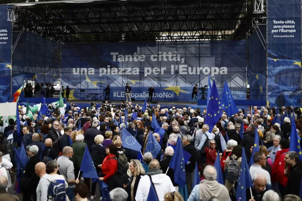 La piazza per l’Europa gremita di “militanti”. Cosa ci dicono i numeri dei social