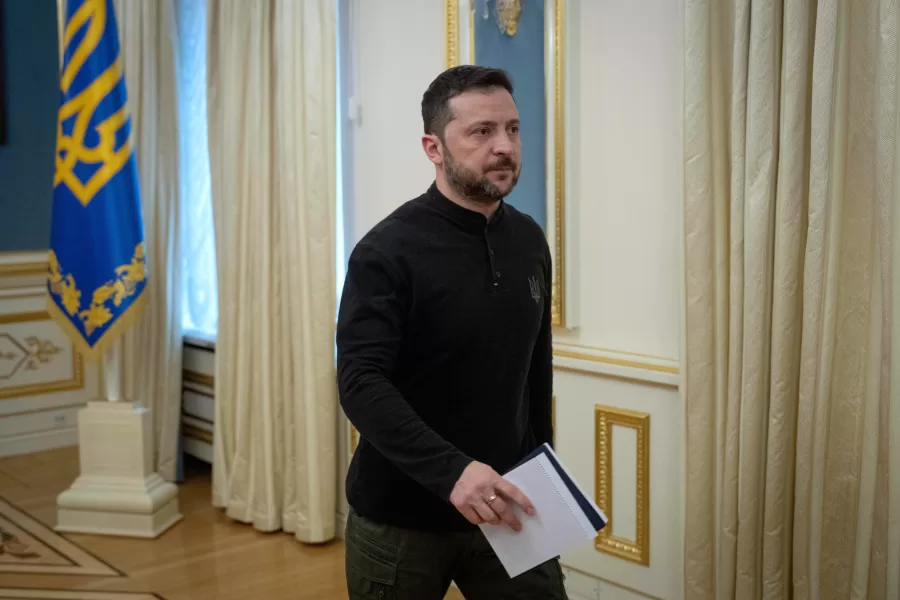 Drone russo su asilo a Kharkiv in pieno giorno. Zelensky atteso al Consiglio europeo: “Congelare la linea del fronte”