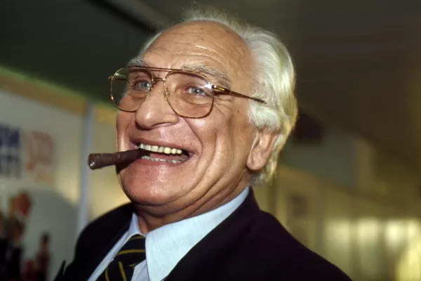 Marco Pannella fuma un sigaro