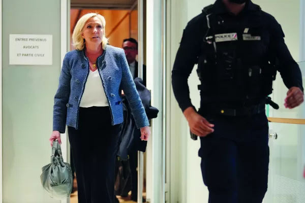 French far-right leader Marine Le Pen leaves the courtroom after a French court found Marine Le Pen guilty on in an embezzlement case but didn’t immediately say what her sentence might be and how it might impact the far-right leader’s political future, Monday, March 31, 2025 in Paris. (AP Photo/Thibault Camus)

Associated Press/LaPresse