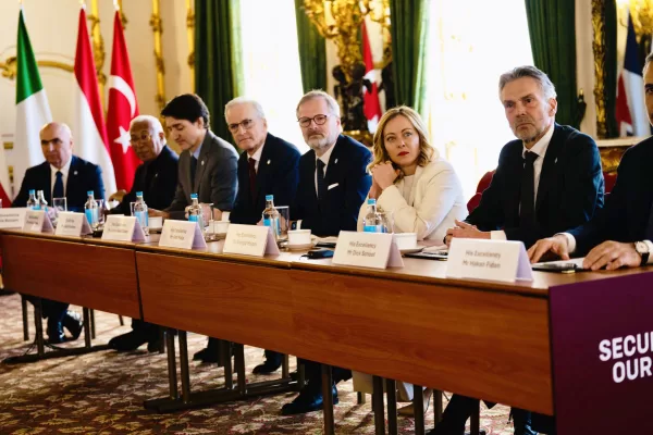 Negoziati, Meloni fa da ponte ma ora è al bivio. Inviare truppe in Ucraina o isolarsi?