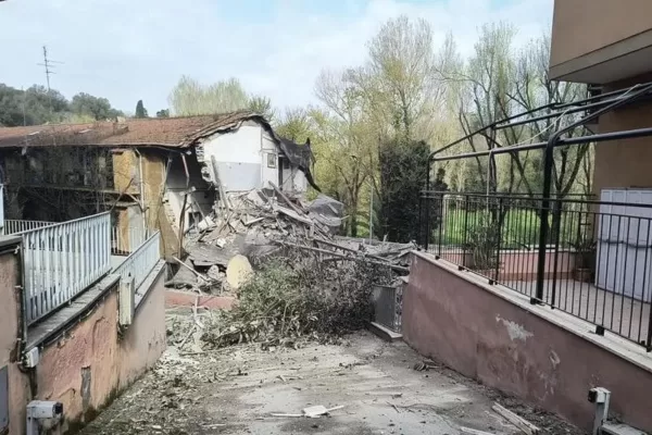 Roma, casa esplode a Monteverde: un uomo estratto vivo, crolla palazzina di due piani