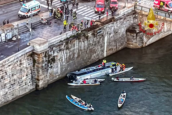 Torino, pullman turistico cade nel Po: morto l’autista, tre feriti