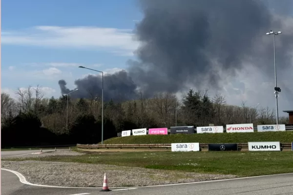 Incendio nello stabilimento Perfetti a Lainate. “In fiamme il magazzino con gli scarti della lavorazione”