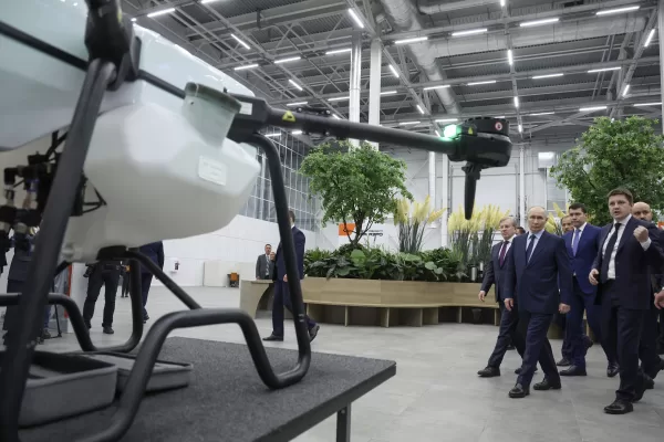 Russian President Vladimir Putin, accompanied by Deputy Prime Minister Vitaly Saveliev, Industry and Trade Minister Anton Alikhanov and Transport of the Future CEO Yuri Kozarenko visits the Samara research and production centre for unmanned aircraft systems in Samara, Russia, Tuesday, Jan. 28, 2025. (Vyacheslav Prokofyev, Sputnik, Kremlin Pool Photo via AP)


Associated Press/LaPresse