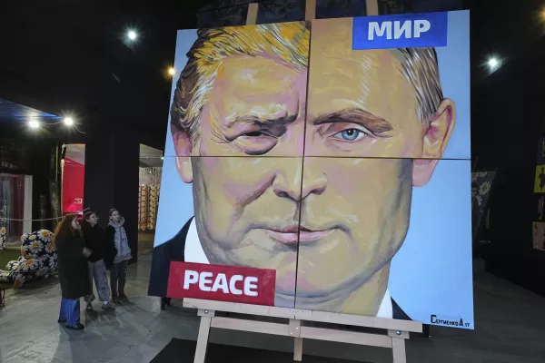 “Peace to the world”, a painting created by Russian artist Alexei Sergienko showing a combination of faces of Russian President Vladimir Putin and US President Donald Trump, is on display at the Sergienko’s gallery in St. Petersburg, Russia, Friday, March 14, 2025. (AP Photo/Dmitri Lovetsky)
Associated Press/LaPresse “Peace to the world”, a painting created by Russian artist Alexei Sergienko showing a combination of faces of Russian President Vladimir Putin and US President Donald Trump, is on display at the Sergienko’s gallery in St. Petersburg, Russia, Friday, March 14, 2025. (AP Photo/Dmitri Lovetsky)
Associated Press/LaPresse
