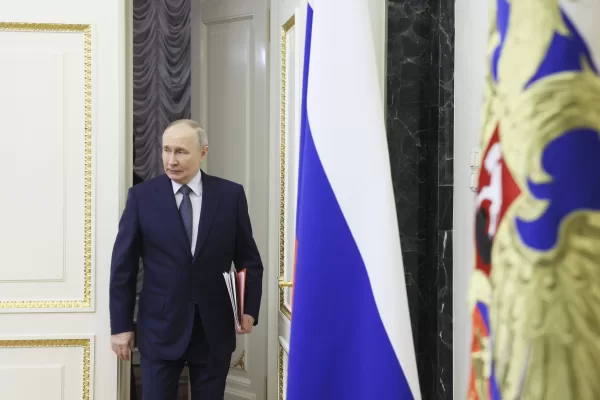 Russian President Vladimir Putin enters a hall for the Security Council meeting at the Kremlin in Moscow, Russia, Friday, March 21, 2025. (Aleksey Babushkin, Sputnik, Kremlin Pool Photo via AP)


Associated Press/LaPresse