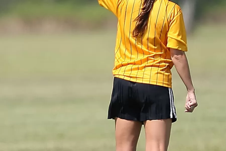 “Vatti a prostituire” e l’arbitra sospende il match