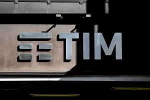 Poste e Tim: l’investimento è strategico. Ma i ministeri si muovono in ordine sparso e Meloni ha altre priorità