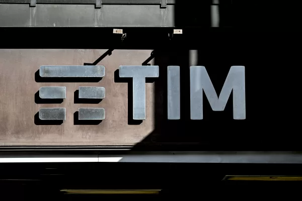 Poste e Tim: l’investimento è strategico. Ma i ministeri si muovono in ordine sparso e Meloni ha altre priorità