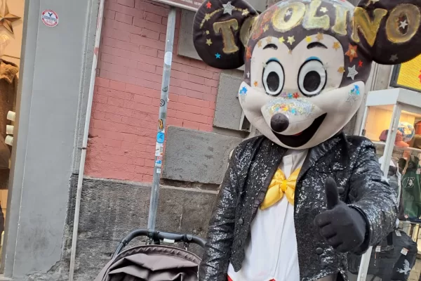 A Napoli adesso fa paura Topolino: bastano pochi commenti sui social, un deputato che condivide tutto e scatta il panico. “Gli ho dato 2 euro a piacere…” A Napoli adesso fa paura Topolino: bastano pochi commenti sui social, un deputato che condivide tutto e scatta il panico. “Gli ho dato 2 euro a piacere…”