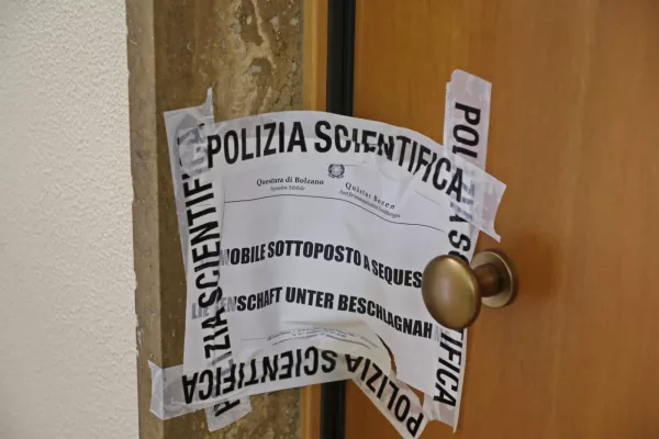 Trieste, anziana trovata sgozzata in casa. La scoperta della figlia: “Ho visto il corpo dalle telecamere”, fermata una donna