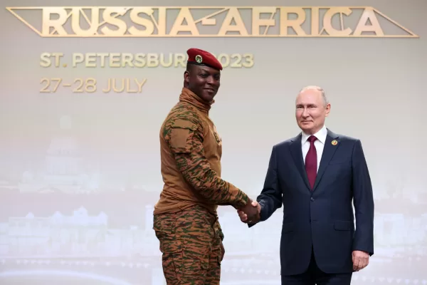 Tentato golpe in Burkina Faso, Putin blinda il capitano Traorè: 50 ‘pretoriani’ vivono a sua difesa personale