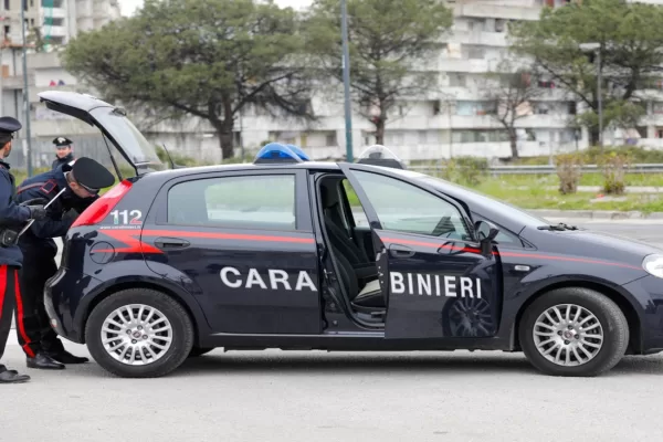 Modena, strage in famiglia: scoperti tre cadaveri in un appartamento. La madre malata e il figlio disabile: ipotesi di avvelenamento e suicidio Modena, strage in famiglia: scoperti tre cadaveri in un appartamento. La madre malata e il figlio disabile: ipotesi di avvelenamento e suicidio