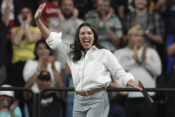 L’ascesa social di Ocasio-Cortez. Ma su X gli utenti abbandonano l’account