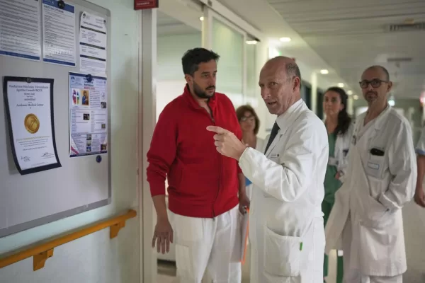 Professor and surgeon Sergio Alfieri, who headed the team who treated Pope Francis during his hospitalisation, talks with his team before an interview with the Associated Press at the Gemelli polyclinic hospital in Rome, Saturday, March 29, 2025. (AP Photo/Alessandra Tarantino)
Associated Press/LaPresse Professor and surgeon Sergio Alfieri, who headed the team who treated Pope Francis during his hospitalisation, talks with his team before an interview with the Associated Press at the Gemelli polyclinic hospital in Rome, Saturday, March 29, 2025. (AP Photo/Alessandra Tarantino)
Associated Press/LaPresse