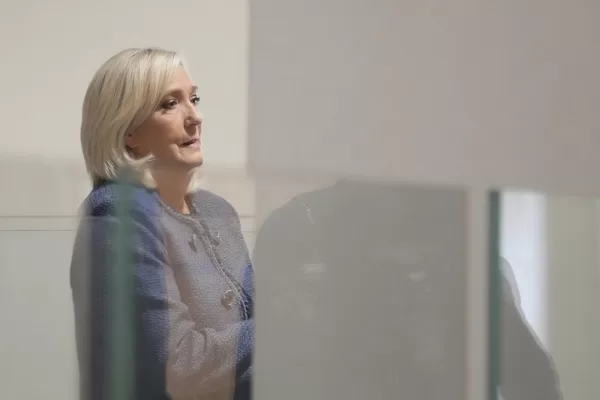 French far-right leader Marine Le Pen arrives at a Paris court expected to deliver a verdict in an embezzlement case that could shake up French politics and derail far-right leader Marine Le Pen’s career Monday, March 31, 2025 in Paris. (AP Photo/Thibault Camus)

Associated Press/LaPresse