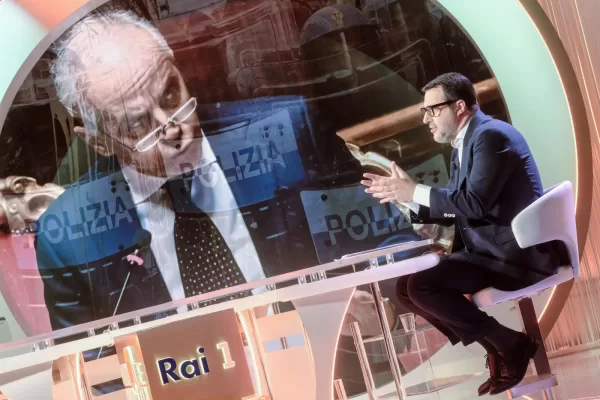 Il segretario della Lega, vice presidente del Consiglio, Ministro dei trasporti Matteo Salvini ( sullo schermo Matteo Piantedosi) ospite di Bruno Vespa nella trasmissione cinque minuti Rai Uno, a Roma, Mercoledì 07 Aprile 2025 (foto Mauro Scrobogna /LaPresse)

The secretary of the Lega , Deputy Prime Minister, Minister of Transport Matteo Salvini (on the screen Matteo Piantedosi) guest of Bruno Vespa in the five-minute broadcast Rai Uno, in Rome, Wednesday April 07 2025 (Photo by Mauro Scrobogna / LaPresse)