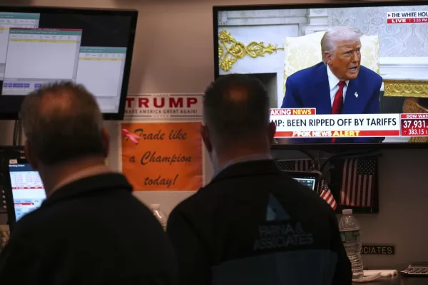 President Donald Trump is seen on the television as traders work on the floor at the New York Stock Exchange in New York, Monday, April 7, 2025. (AP Photo/Seth Wenig)

Associated Press/LaPresse