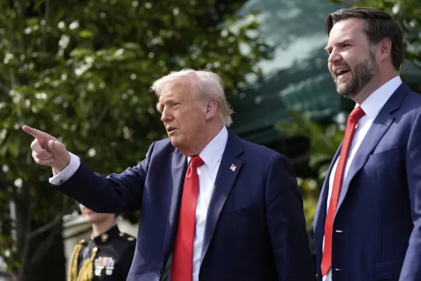 Trump non lascia, raddoppia: aumentano i dazi su acciaio e alluminio. E Musk attacca la legge di bilancio: “Non ne posso più”